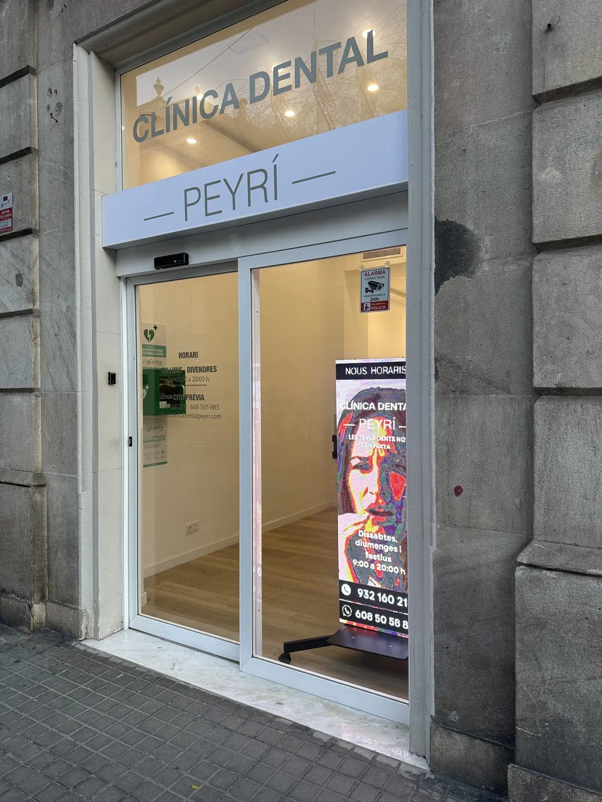 Entrada de la clínica en Carrer d'Aragó 270